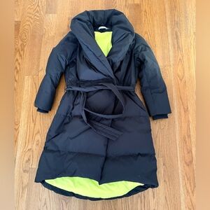 Alice + Olivia Black belted puffer with Yellow Lining